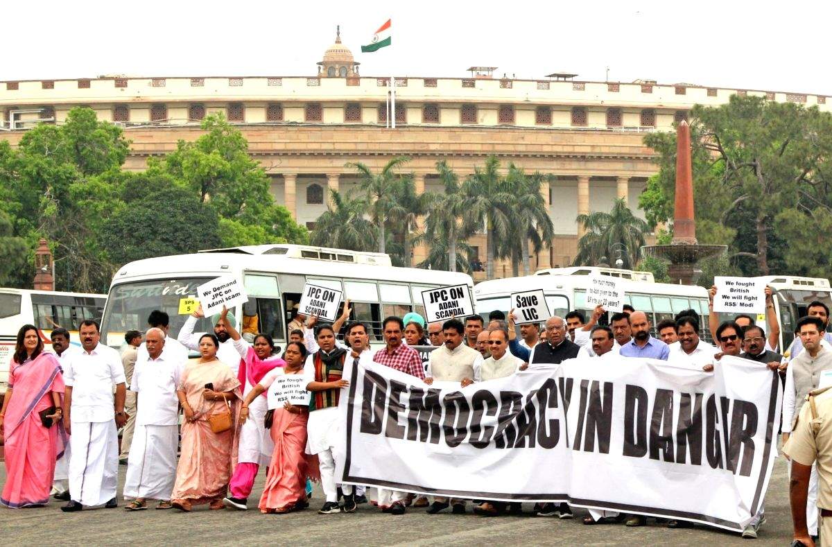 40 MPs detained by police at Vijay Chowk released - Vimarsana News