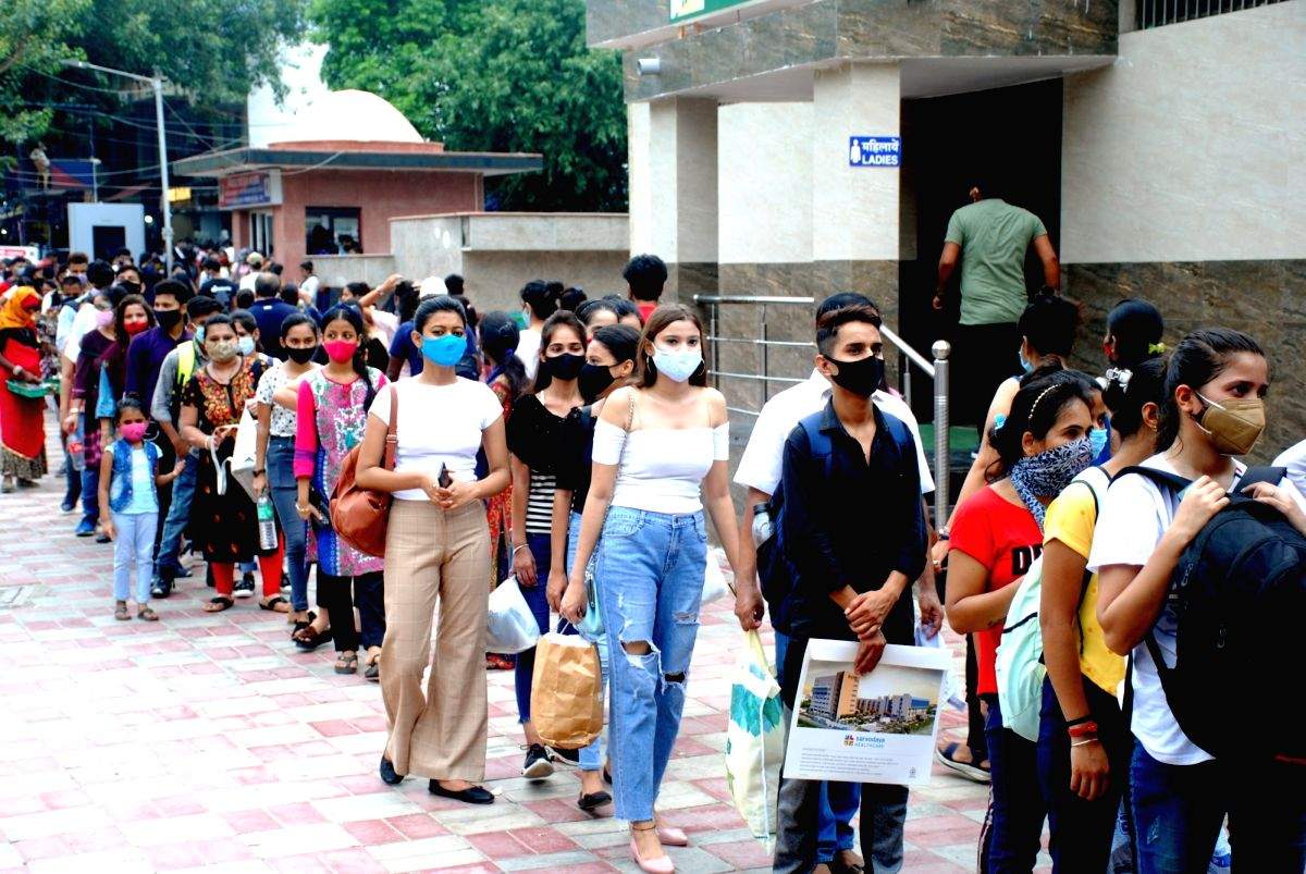 Long queues at Metro stations after new Covid-19 curbs - Vimarsana News