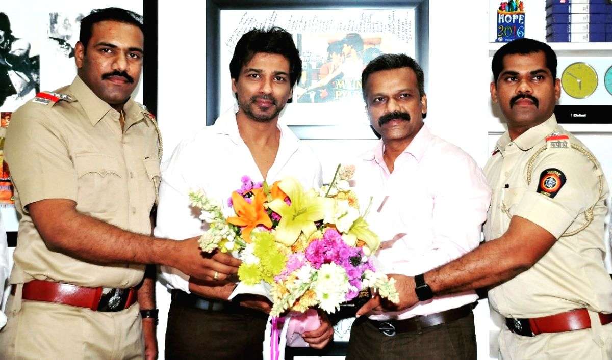 Actor Nikhil Dwivedi felicitated by Mumbai Police's State Intelligence Unit - Vimarsana News