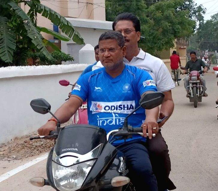 Odisha minister, MLA pay Rs 1,000 fine for riding bike sans helmets - Vimarsana News