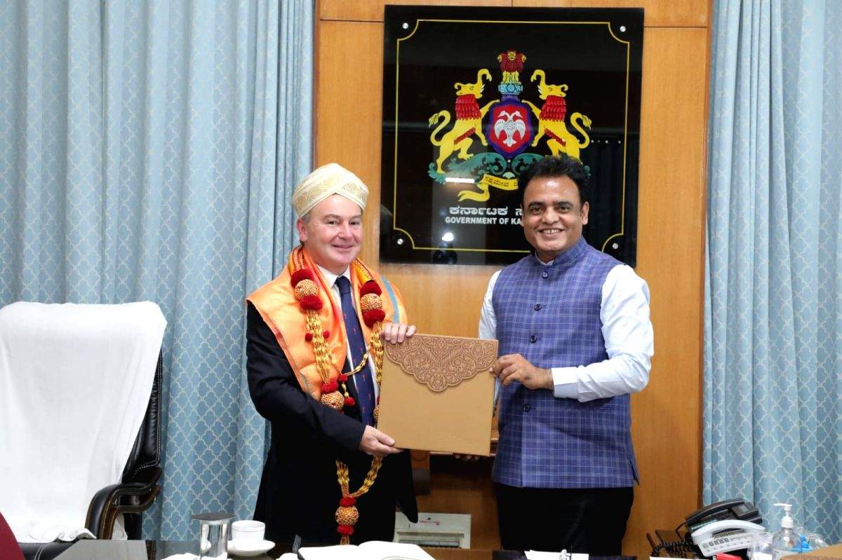 Outgoing British envoy calls on Karnataka Minister - Vimarsana News