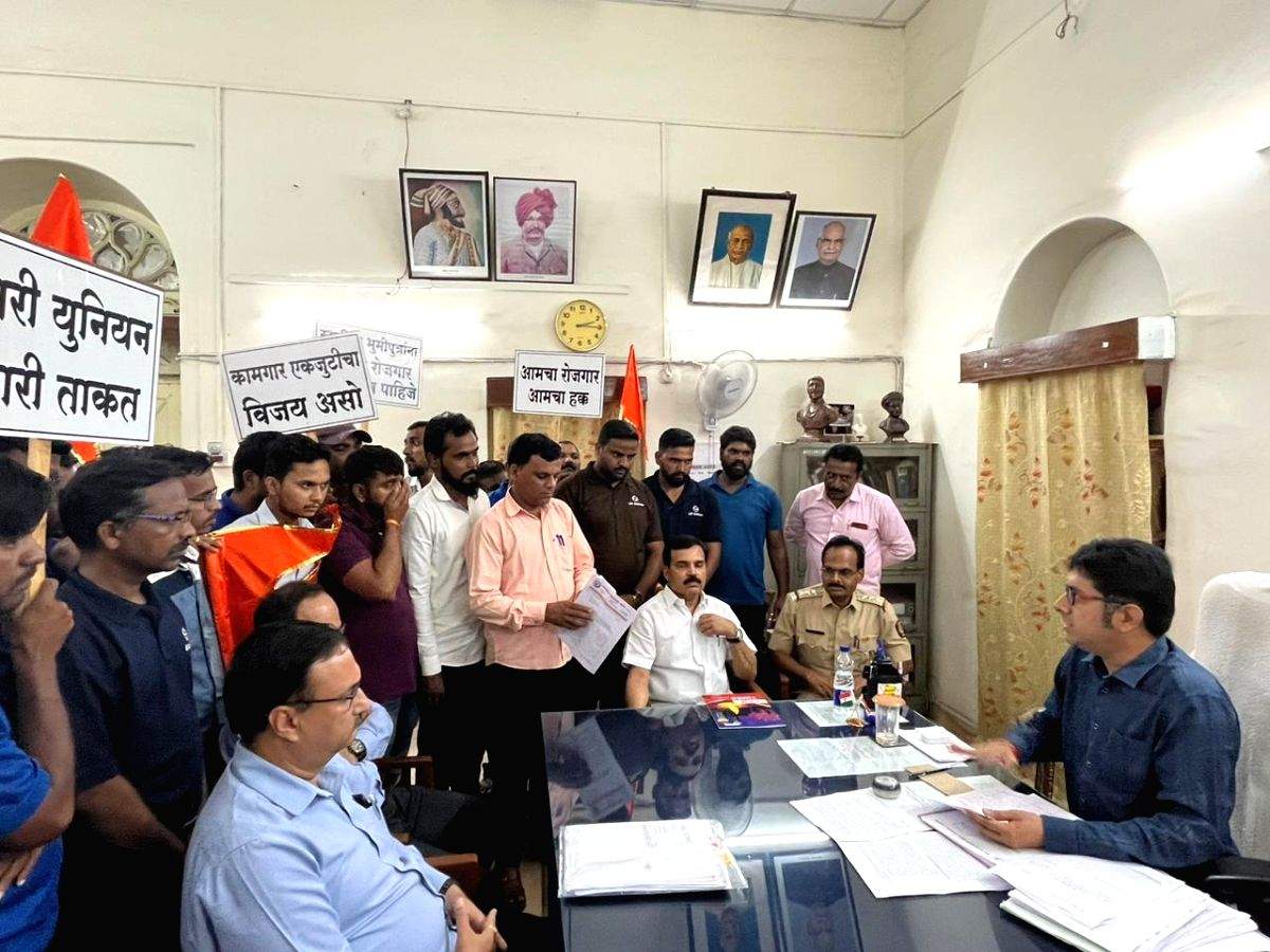 L&T's sacked contract workers start sit-in agitation - Vimarsana News