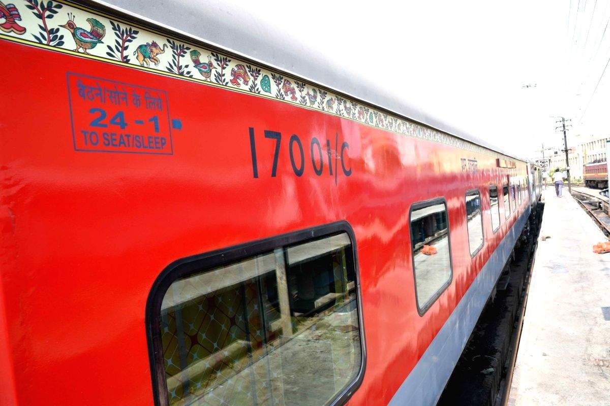 Medical team jumps from moving Rajdhani Express at Bihar station - Vimarsana News