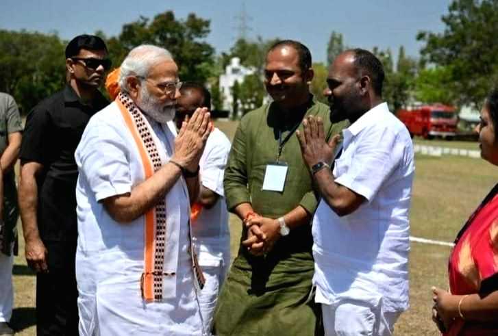 Pic of PM Modi with rowdy sheeter surfaces in K'taka, BJP high command seeks report - Vimarsana News