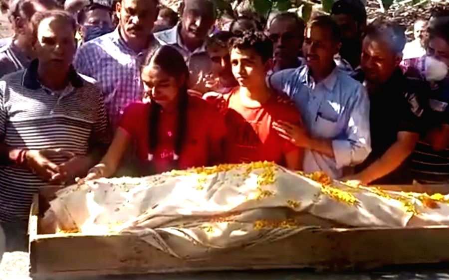 10 fear stricken Kashmiri Pandit families abandon homes in J&K's Shopian district - Vimarsana News