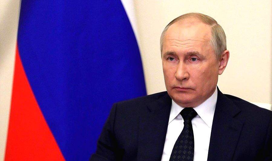 Putin seen limping during Victory Day parade after watching display with a blanket over his lap - Vimarsana News