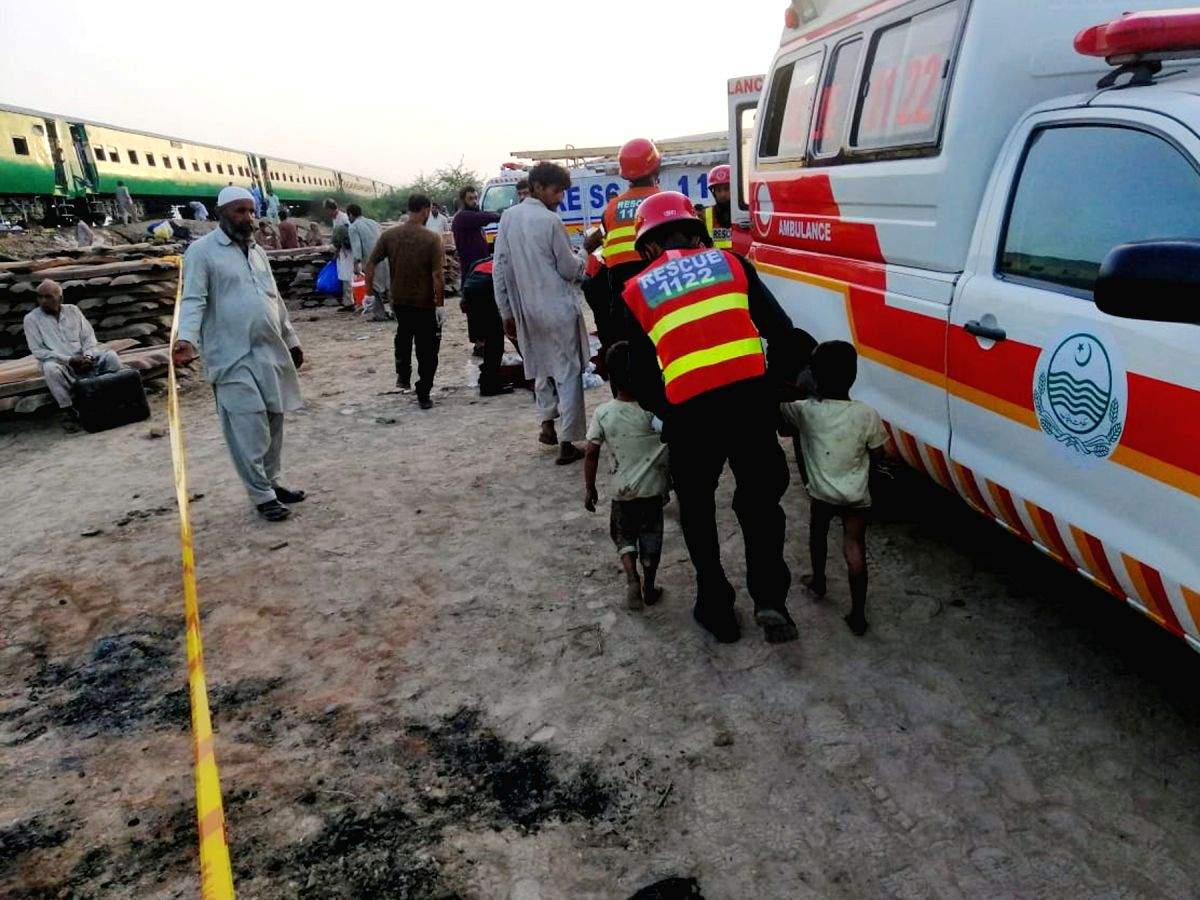 30 killed in Pakistan train collision - Vimarsana News