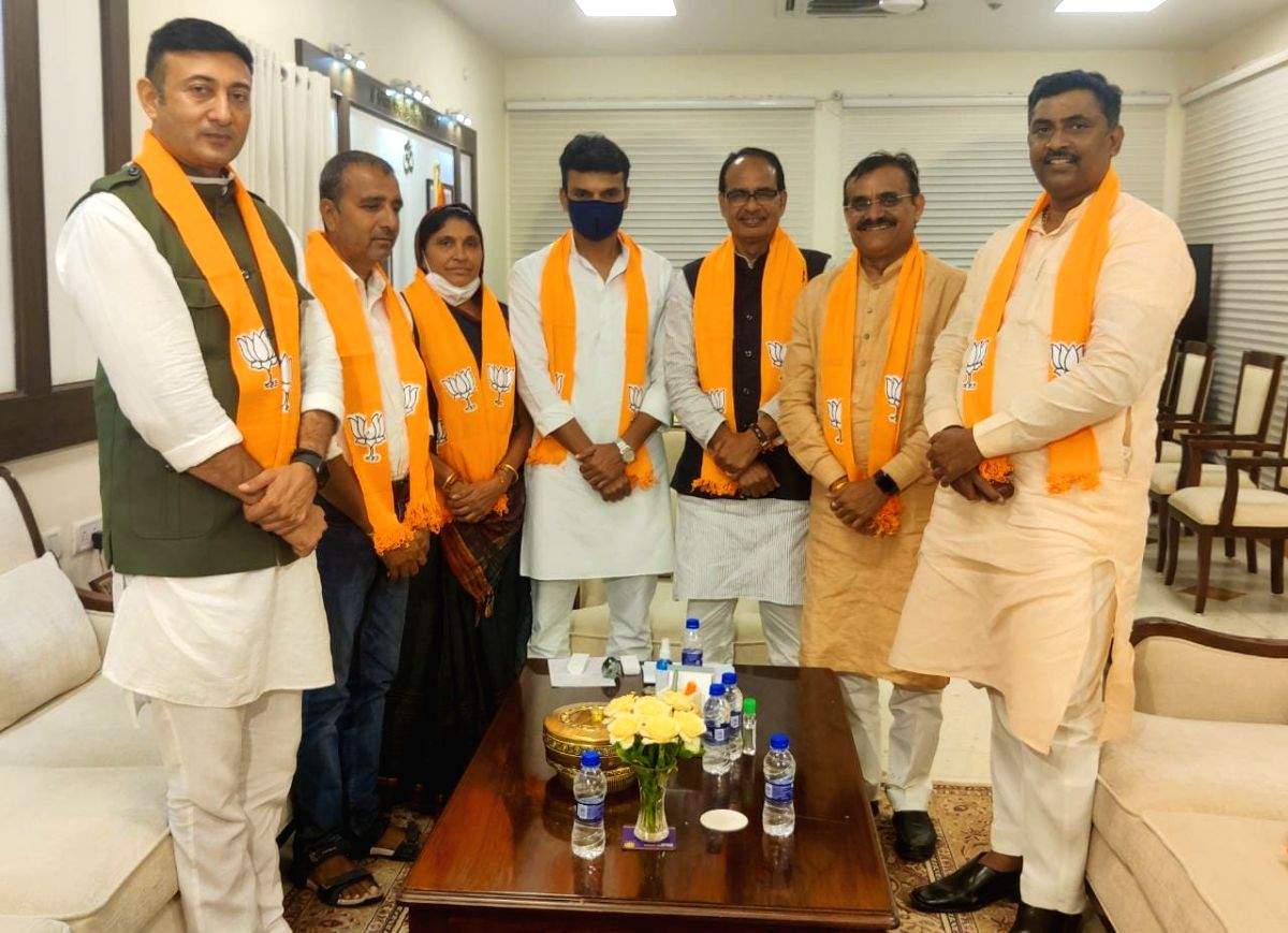 Congress ex-MLA Sulochana Rawat joins BJP ahead of MP bypolls - Vimarsana News