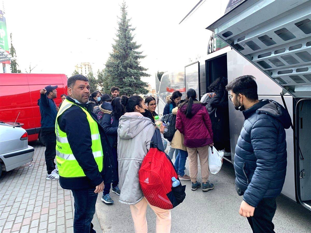 Int'l cadre of Indian-origin volunteers helping refugees fleeing Ukraine - Vimarsana News