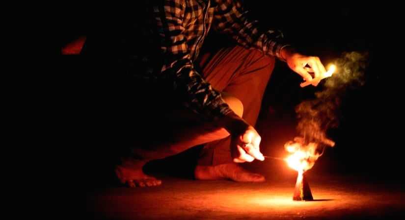 Safety Tips: Do's & Don'ts while bursting crackers - Vimarsana News