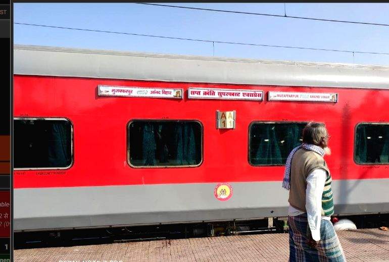 Major accident averted as Sapt Kranti Express hits pole - Vimarsana News