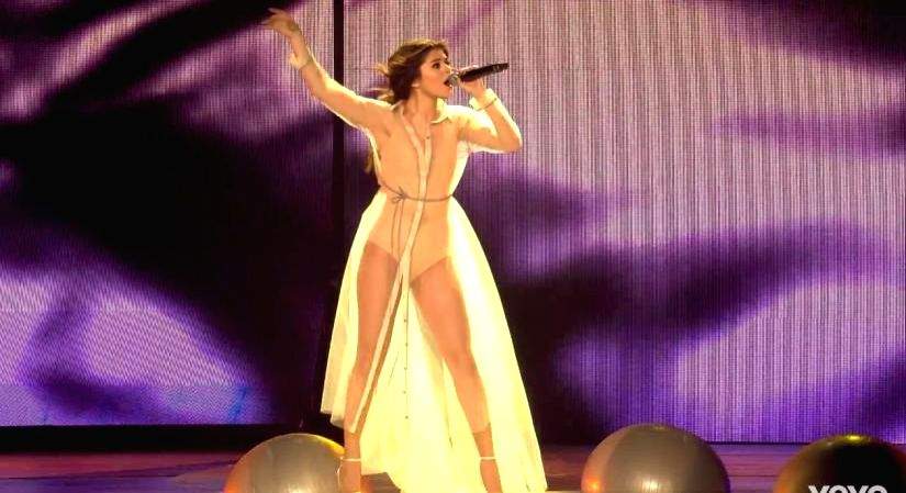Selena Gomez joins Chris Martin on stage during Coldplay concert - Vimarsana News