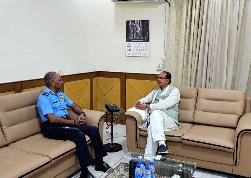 Senior IAF officer calls on MP Governor and and CM, briefs about air show in Bhopal - Vimarsana News