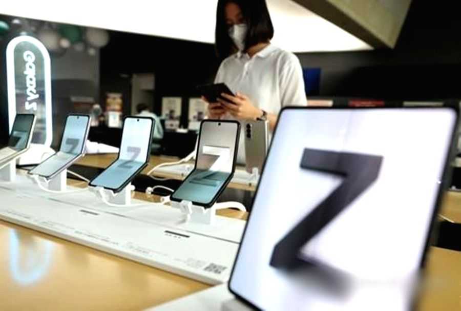 Samsung sees a significant uptake of foldable smartphones, as enterprise demand doubles - Vimarsana News