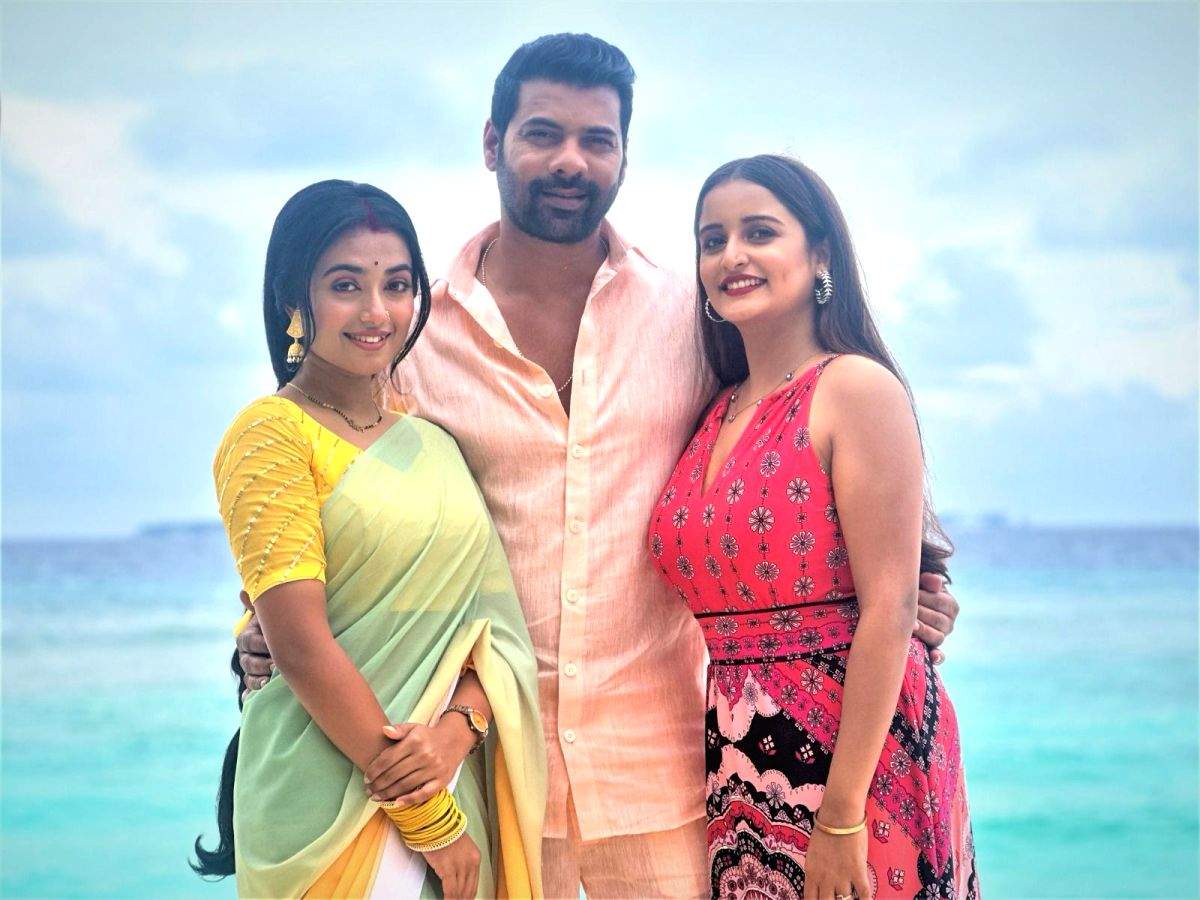 Shabir Ahluwalia, Neeharika Roy rejoice in Maldives as they shoot for 'Radha Mohan' - Vimarsana News