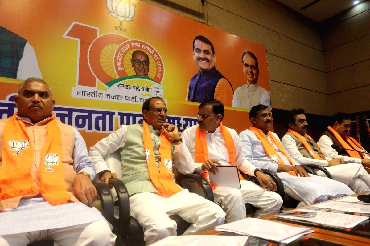 Countdown to select new MP CM begins as observes reach BJP office - Vimarsana News