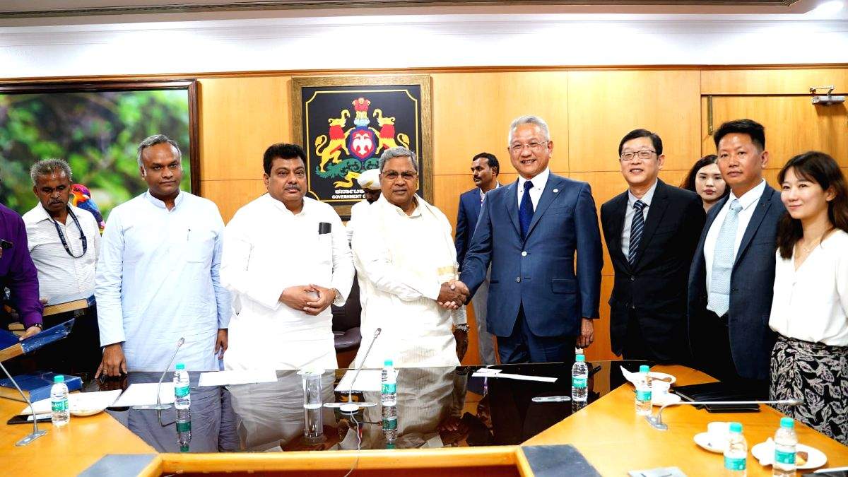 Siddaramaiah holds talks with Foxconn CEO (Ld) - Vimarsana News