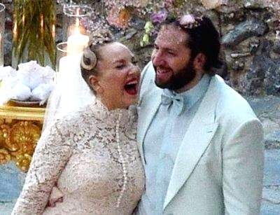 Singer Sia secretly gets married to boyfriend at luxury villa in Italy - Vimarsana News