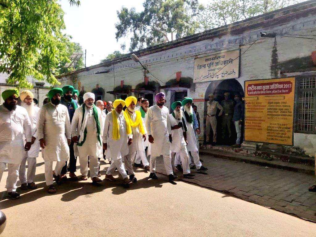 SKM team visits Lakhimpur Kheri, former member accuses Yogendra Yadav of changing sides - Vimarsana News