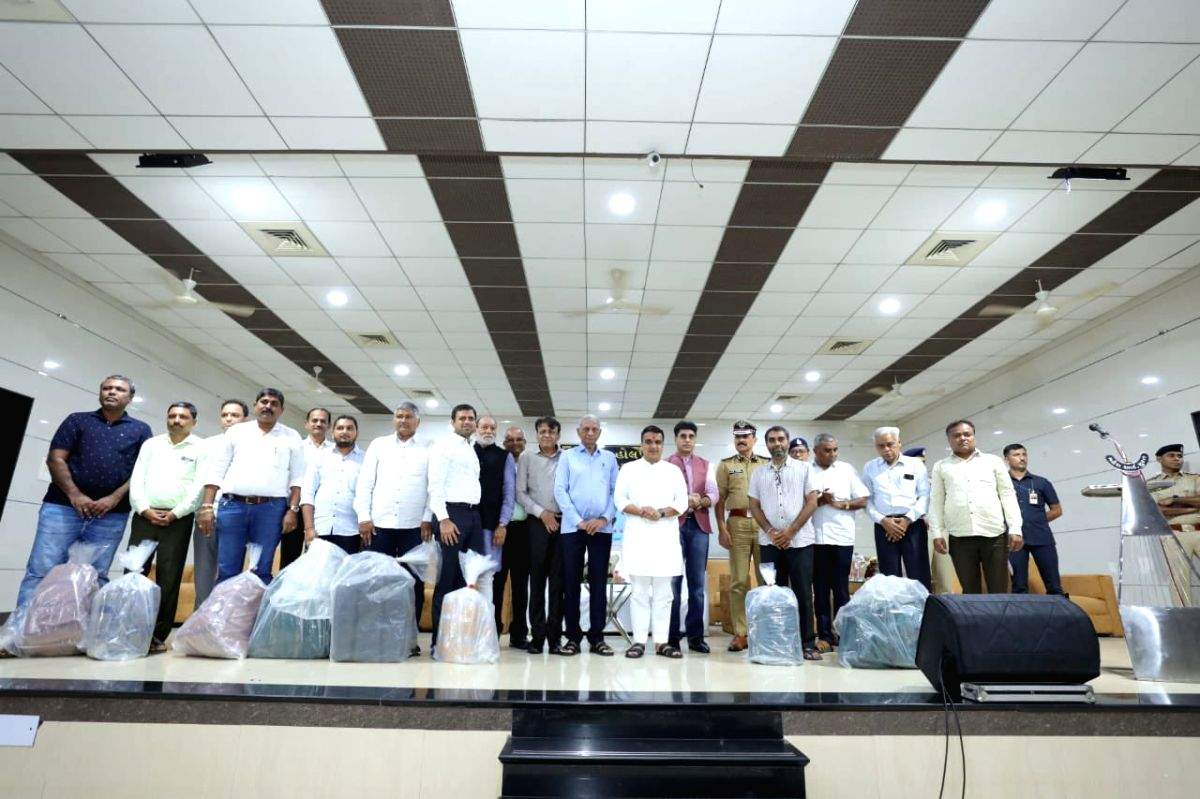 Stolen diamonds recovered & returned to owners, Guj Minister rewards cops - Vimarsana News