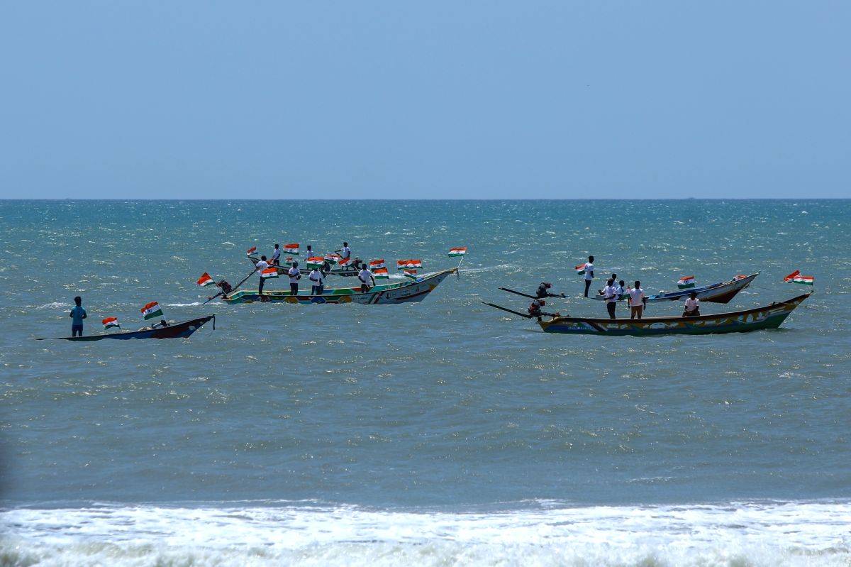 Stone pelting in sea, TN fishermen attack K'taka counterparts - Vimarsana News