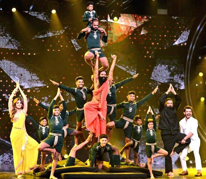 Swami Ramdev performs Mallkhamb stunts on 'IGT 10' stage - Vimarsana News