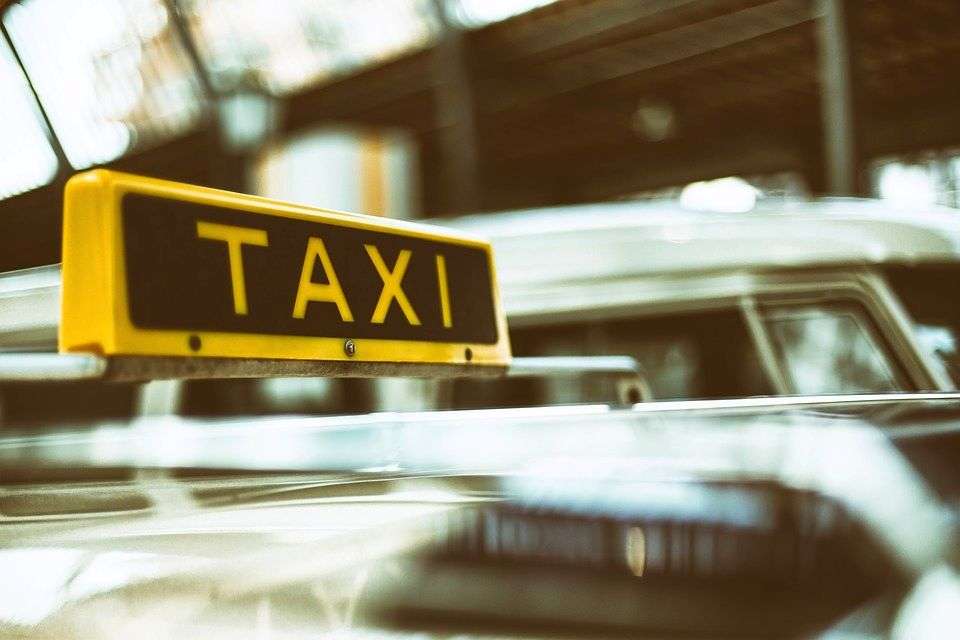 Hyderabad: Cab vandalised by miscreants, driver forced to raise slogans - Vimarsana News