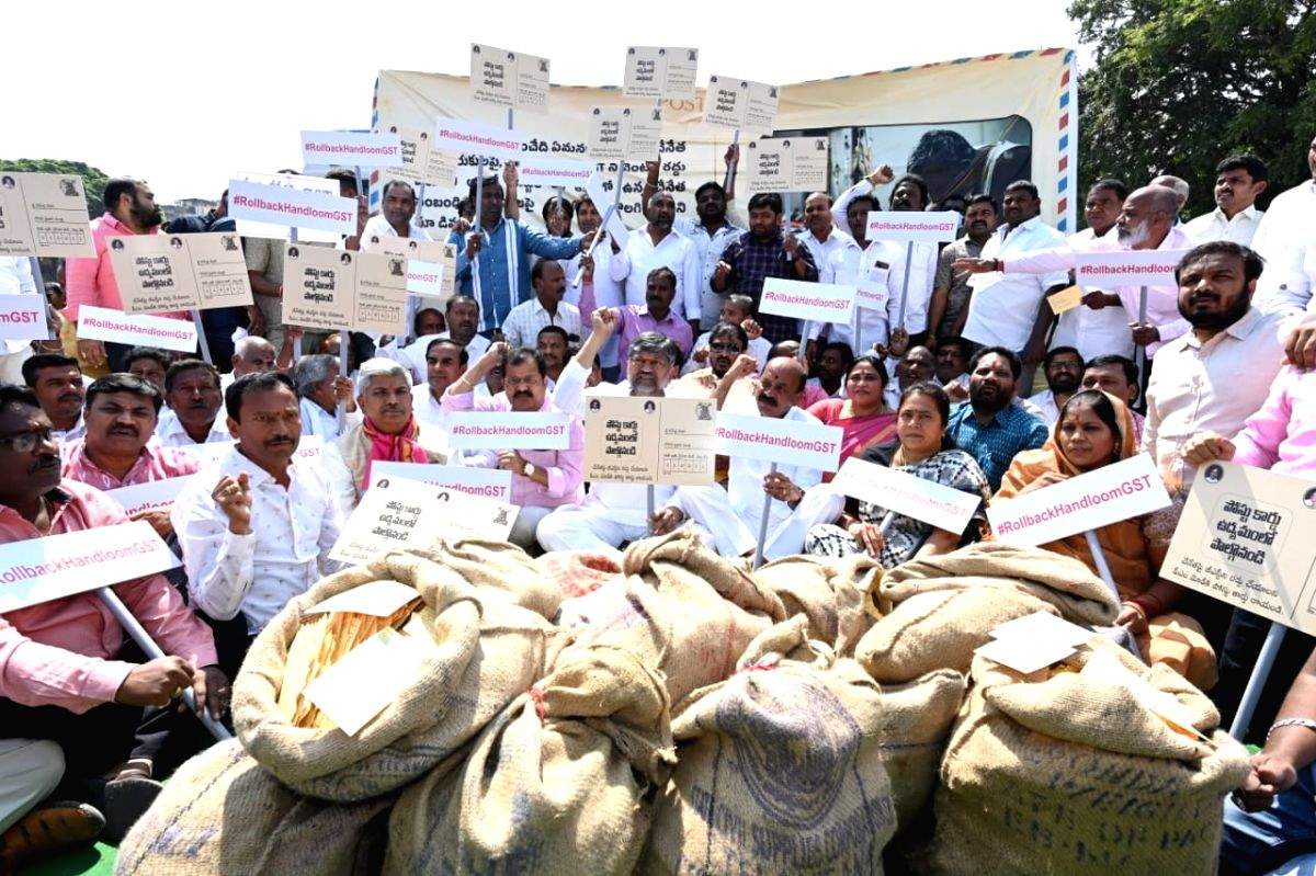 Telangana weavers send thousands of postcards to PM - Vimarsana News
