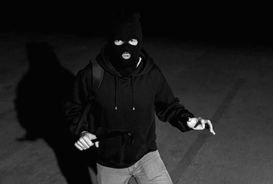 Burglar caught sleeping as his aides flee after theft in UP - Vimarsana News
