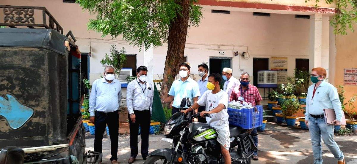 Rajasthan district collector arranges home delivery of mangoes in lockdown - Vimarsana News
