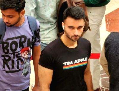 Man appears with 'Tim Apple' on his T-shirt as Cook unveils Apple Saket store - Vimarsana News