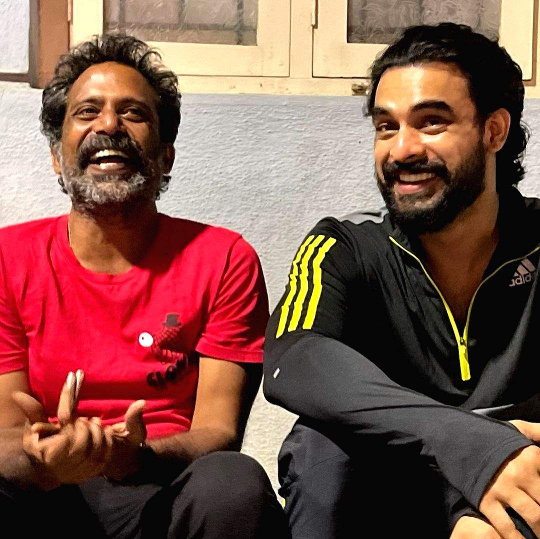 Tovino Thomas calls 'Minnal Murali' co-star Guru Somasundaram a 'mentor' - Vimarsana News