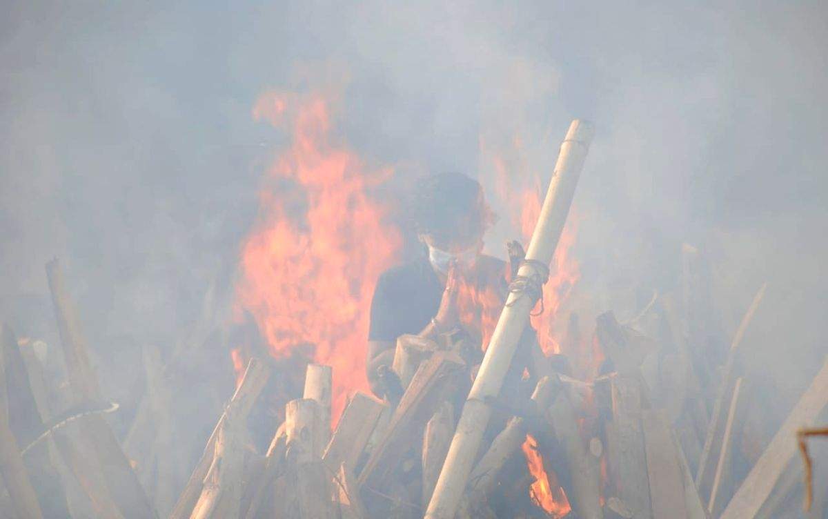 Travails of a wife to cremate husband amid pandemic - Vimarsana News