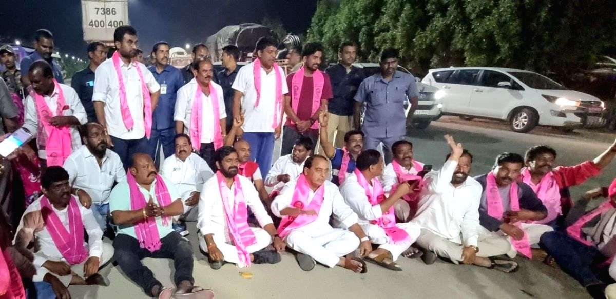 TRS stages protest over BJP's 'attempt to buy MLAs' - Vimarsana News