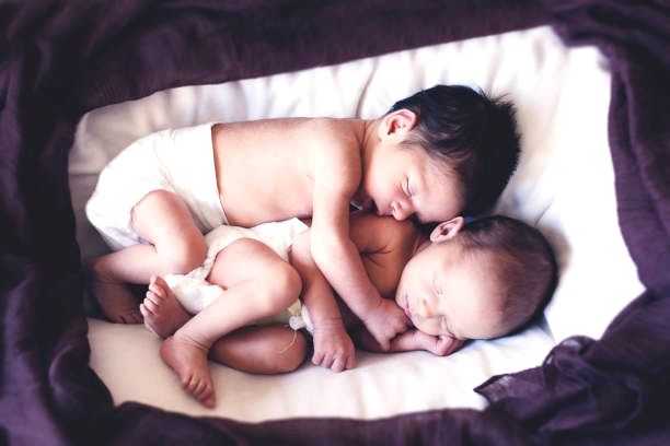 Twins born prematurely at 24 weeks brave hernia, heart defect to survive - Vimarsana News