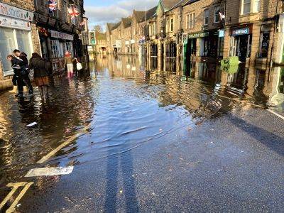 Residents evacuated from flooded homes in rain-lashed UK - Vimarsana News
