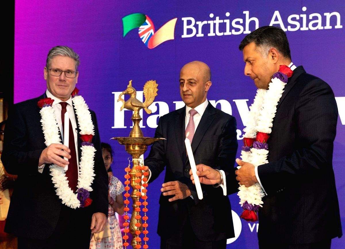 UK opposition leader caelebrates Diwali with members of Indian community - Vimarsana News