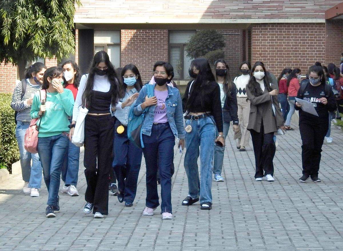 AISHE: Enrolments in HEIs increased from 4.14 cr in 2020-21 to 4.33 cr in 2021-22 - Vimarsana News