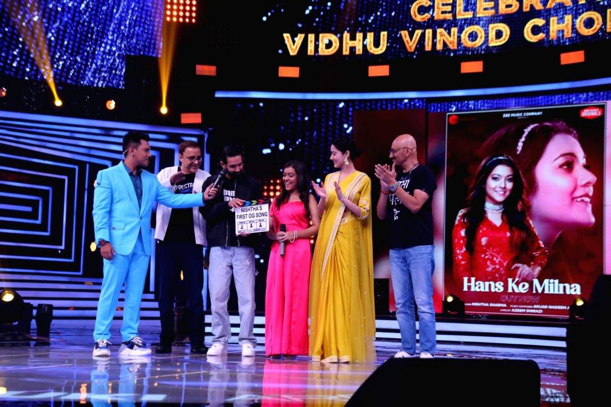 Vidhu Vinod Chopra gives clapboard click prior to Nishtha Sharma's performance on 'Sa Re Ga Ma Pa' - Vimarsana News