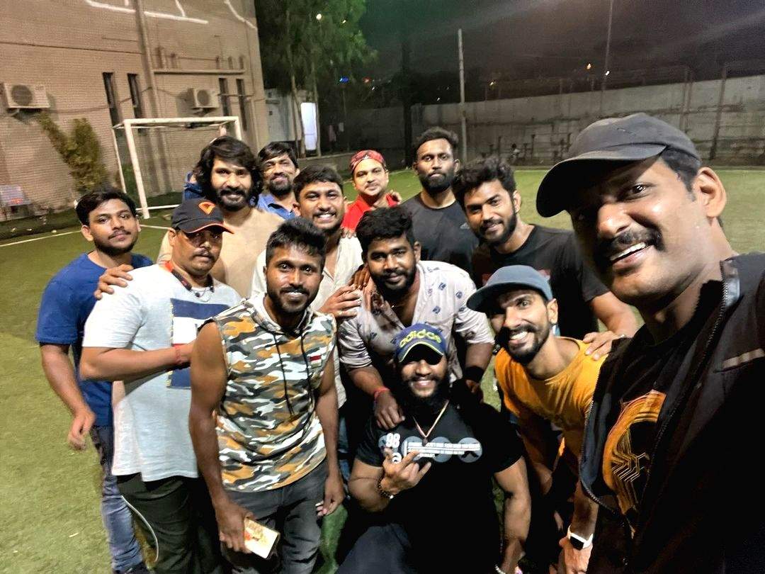 Video of Vishal playing cricket with 'Laththi' unit bowls over netizens - Vimarsana News