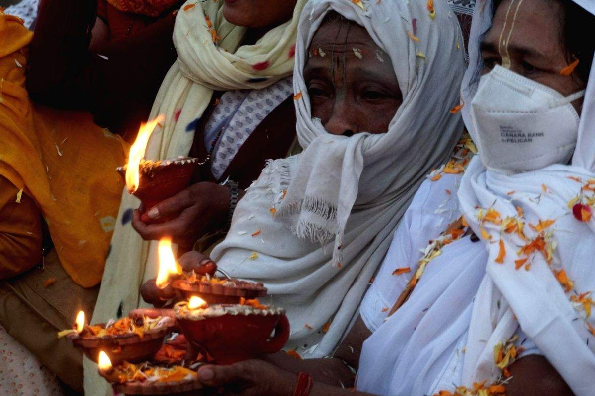 Breaking shackles: Vrindavan widows celebrate Diwali - Vimarsana News