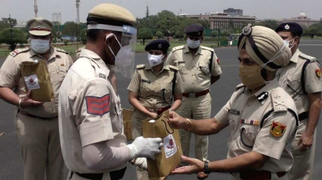 Delhi IPS officer distributes immunity kits, masks to colleagues on the streets - Vimarsana News