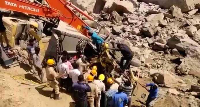 K'taka White Stone Hill collapses during mining, several Bengal labourers feared trapped (Ld) - Vimarsana News