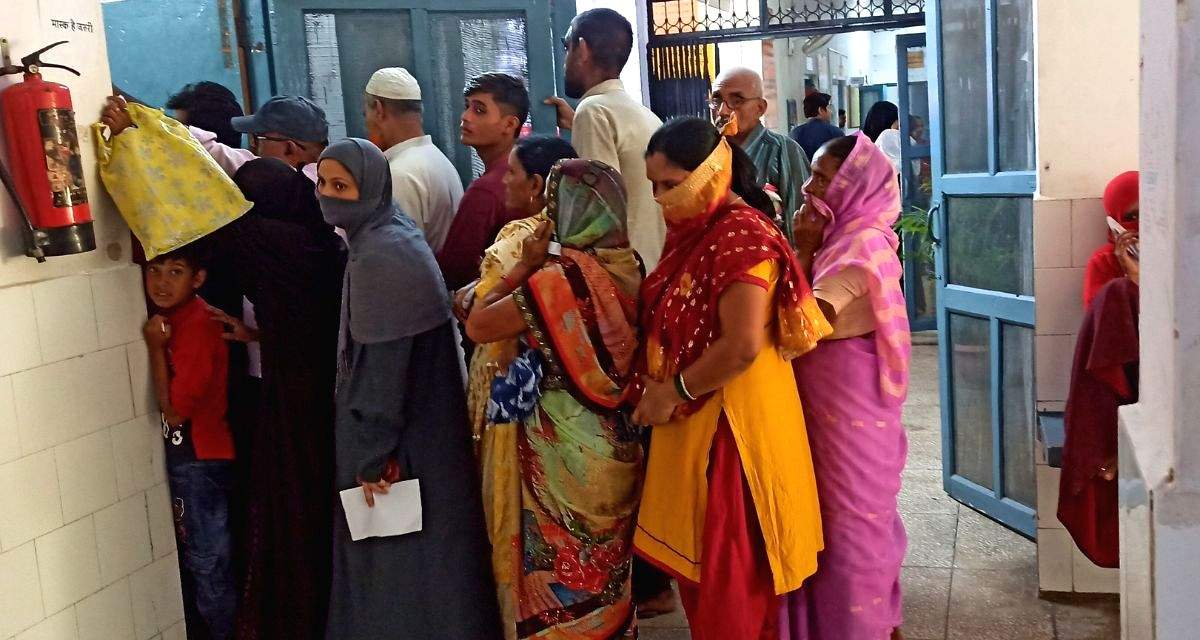 With no doctors & equipment, Dhampur CHC in Bijnor is almost a referral centre now - Vimarsana News