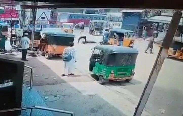 Woman stabbed by stalker on busy road in Hyderabad - Vimarsana News