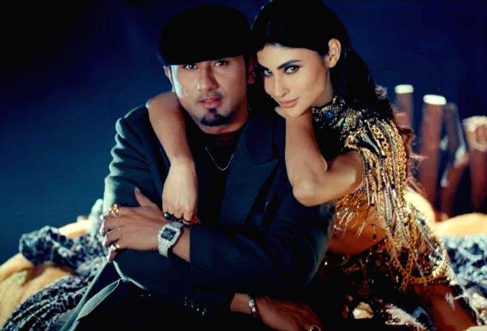 Yo Yo Honey Singh releases party track 'Gatividhi' featuring Mouni Roy - Vimarsana News