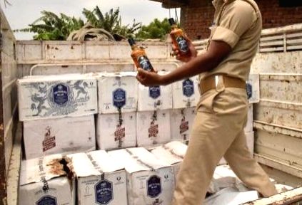 Bihar Liquor Prohibition officials to now be armed with chilli spray! - Vimarsana News