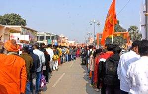Despite vehicular traffic ban, devotees continue to pour into Ayodhya - Vimarsana News