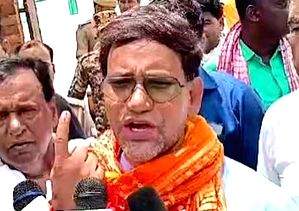 Bhojpuri star Dinesh Lal Yadav casts his vote in UP's Ghazipur with his mother - Vimarsana News