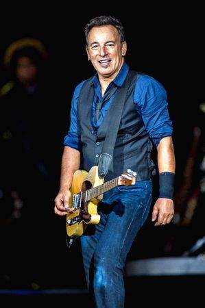Bruce Springsteen signs kid's skipping school note at California gig - Vimarsana News